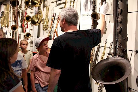Führungen besuchen alle Ausstellungen. Themen nach Wunsch, inkl. Ausprobieren der Instrumente.